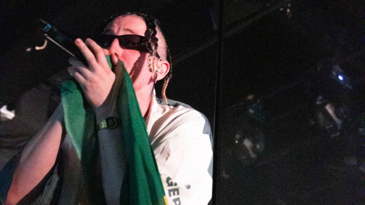 Chase Atlantic encerra passagem pelo Brasil com show intenso em São